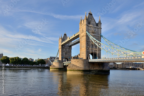 Tower Bridge in London (England).