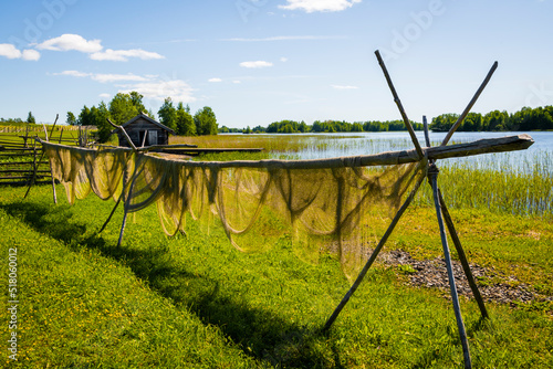 Foto A summer rural landscape, hanging drying fishing nets in the fresh air on the shore of the lake