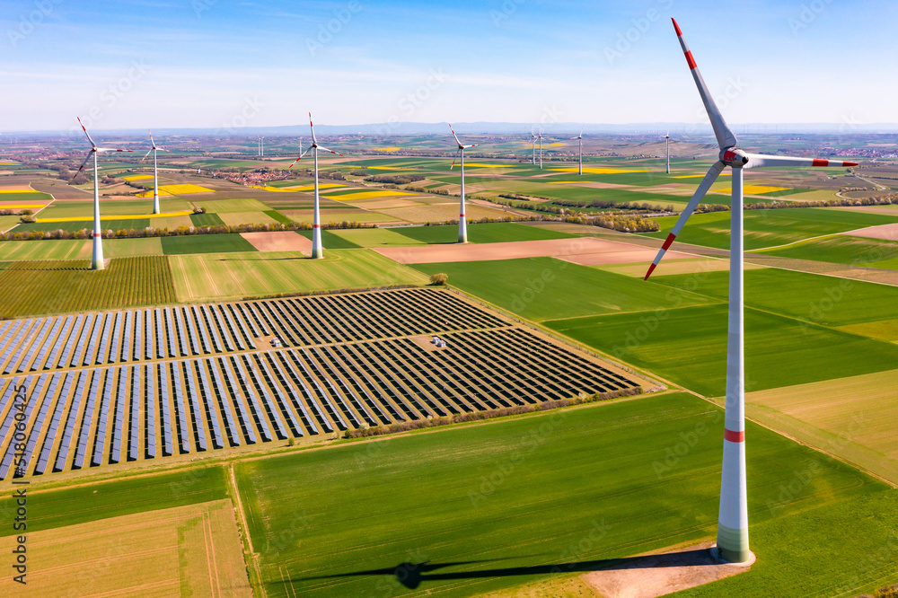 Luftaufnahme von riesigen Windräder zwischen Agrarflächen und einem Solarpark im ländlichen Gebiet, Deutschland - obrazy, fototapety, plakaty 