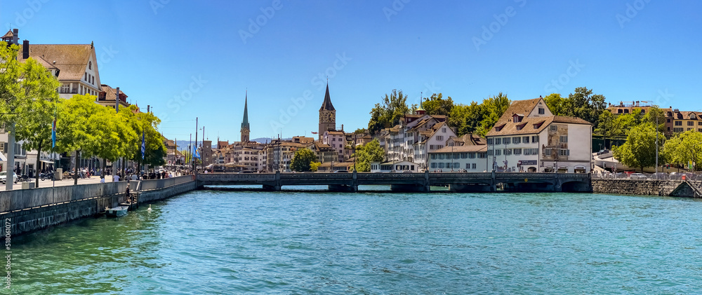 Panorama der Altstadt von Zürich mit dem Limmatquai, den Brücken und ...