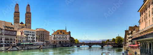 Poster-Ansicht von Zürich mit der Promenade am Limmatquai, dem Großmünster und dem Blick auf die Alpen, Zürich, Schweiz