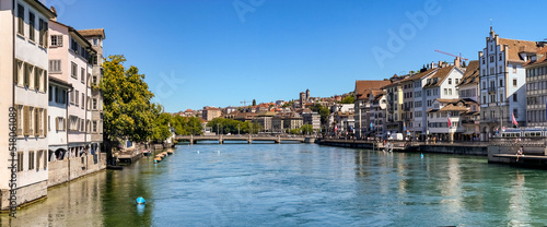 Malerischer Panorama-Blick auf die Limmat, die Rudolf Brun Brücke und die Liebfrauenkirche in Zürich, Schweiz photo