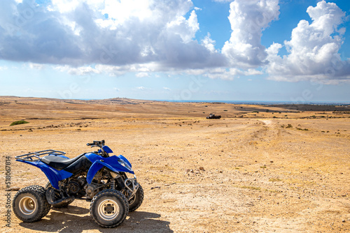 un quad dans le désert tunisien  photo