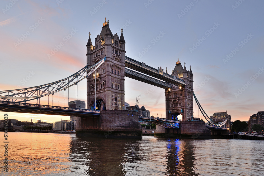 Tower Bridge in London (England). - obrazy, fototapety, plakaty 