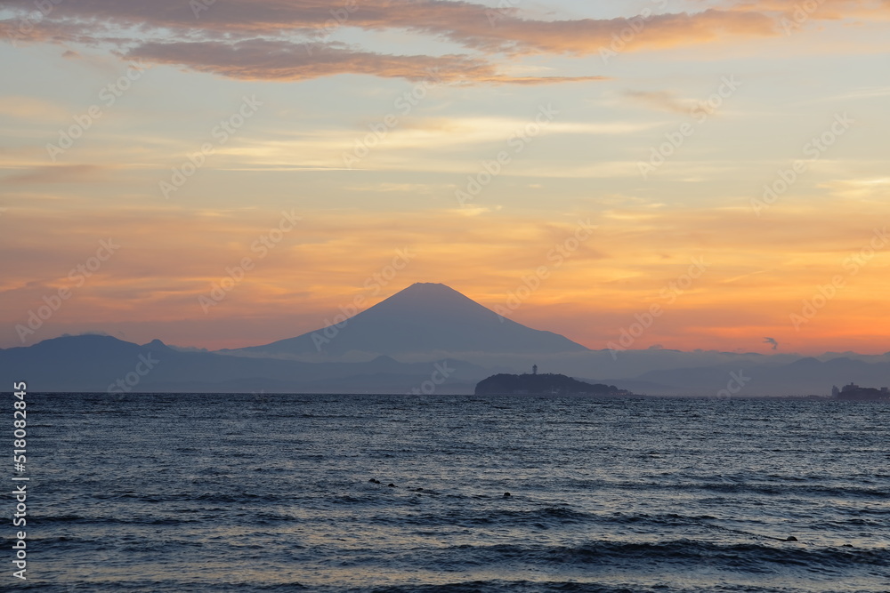 逗子海岸から見る夕暮れの富士山と江ノ島