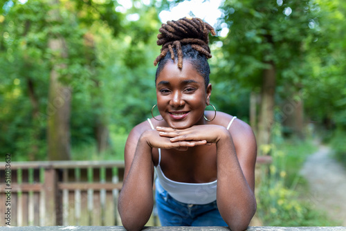 Foto Portrait of young African woman smiling