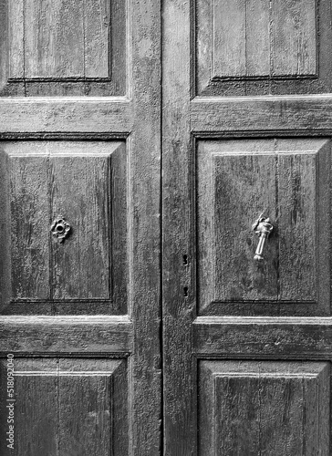 Obraz na płótnie Old wooden door with handle w salonie