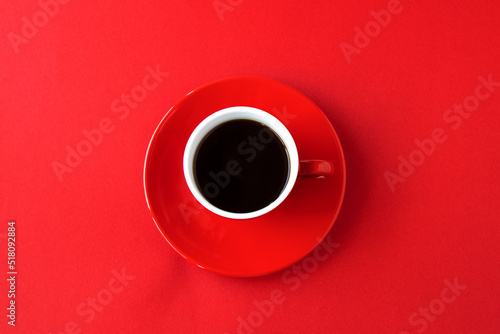 赤い紙の上の赤いコーヒーカップのコーヒー