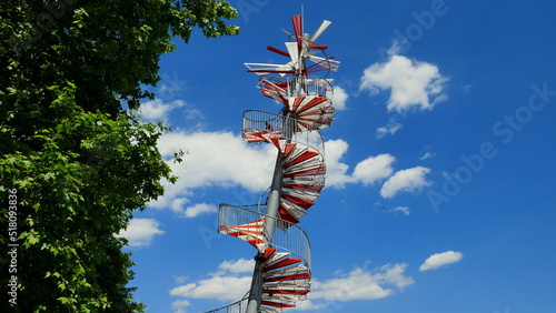 schiefer bunter Berblingerturm steht in Ulm am Donauufer als Denkmal für den Schneider von Ulm