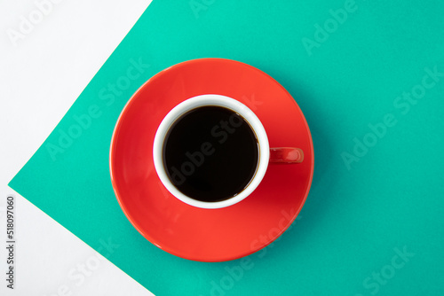 緑と白の紙の上の赤いコーヒーカップのコーヒー