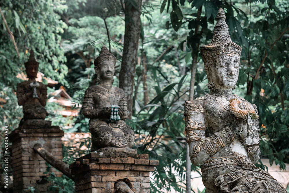 Estatuas de piedra de templo budista. Wat Phra Lat, en ciudad de Chiang Mai, Tailandia