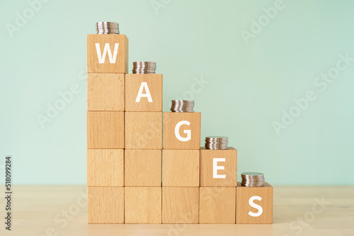 賃金のイメージ｜「WAGES」と書かれたブロックとコイン 