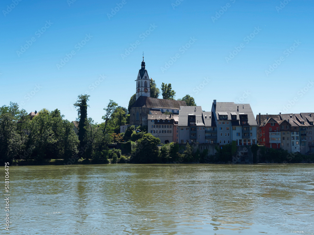 Laufenburg (Aargau). Schweizer Seite des Rheins. Altstadt, Schlossberg, Stadtkirche St. Johann, Glockenturm - Museum Schiff - Schloss Laufenburg gesehen von Rheinuferweg in Deutschland