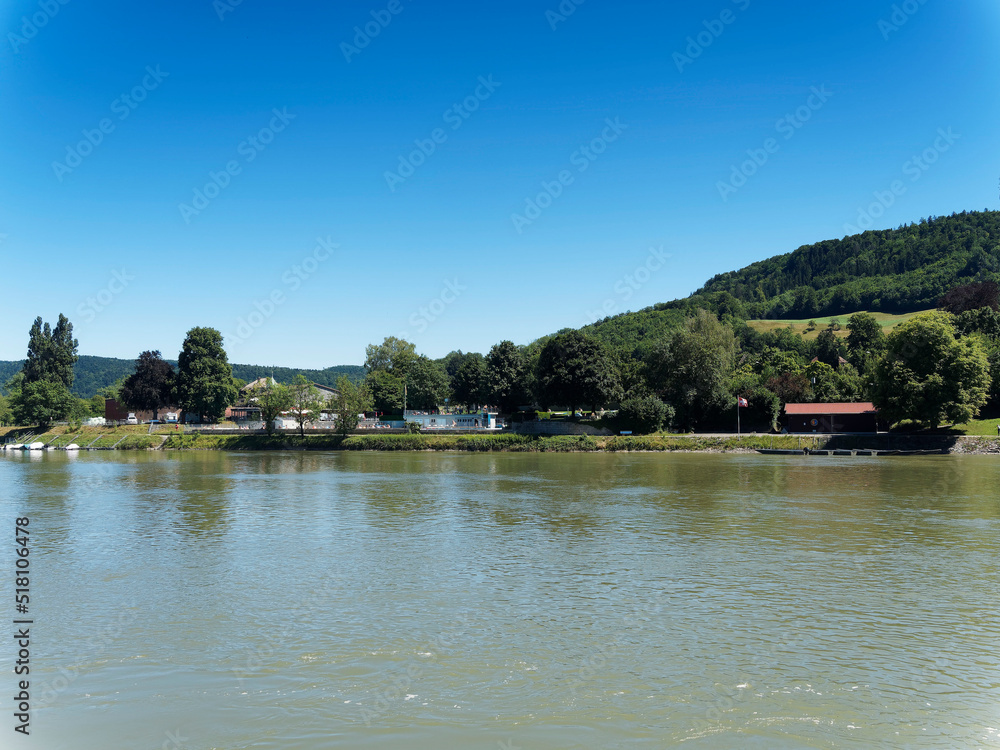 Blick auf Laufenburg (Aargau). Schweizer Seite des Rheins. Pontonière und Schwimmbad am Ufer des Rheins, gesehen von Rheinuferweg in Deutschland Blick auf Laufenburg (Aargau). Schweizer Seite des Rheins. Pontonière und Schwimmbad am Ufer des Rheins, gesehen von Rheinuferweg in Deutschland