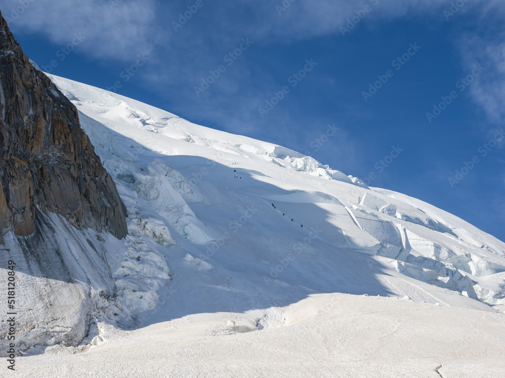 Alpinistas subiendo el Montblanc tu Dacul