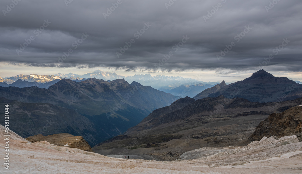 Alpinistas bajando los Alpes 