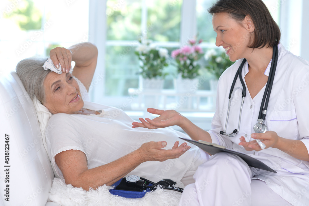 Obraz premium Sick senior woman portrait in hospital with g doctor