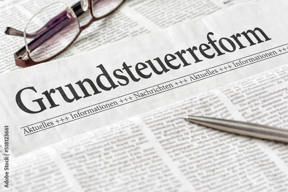 Zeitung mit der Überschrift Grundsteuerreform Zeitung mit der Überschrift Grundsteuerreform