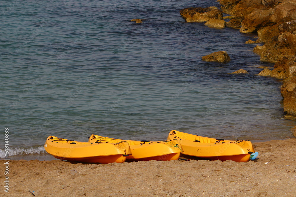 Obraz premium Sports equipment and equipment in a city park on the Mediterranean coast.