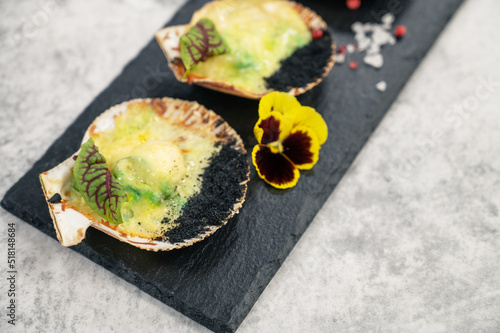 Delicacy roasted scallops w...