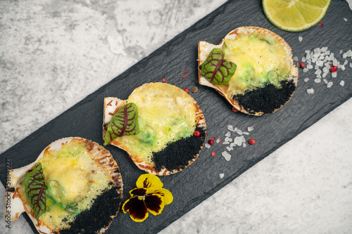 Delicacy roasted scallops w...