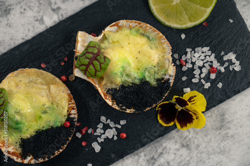 Delicacy roasted scallops w...