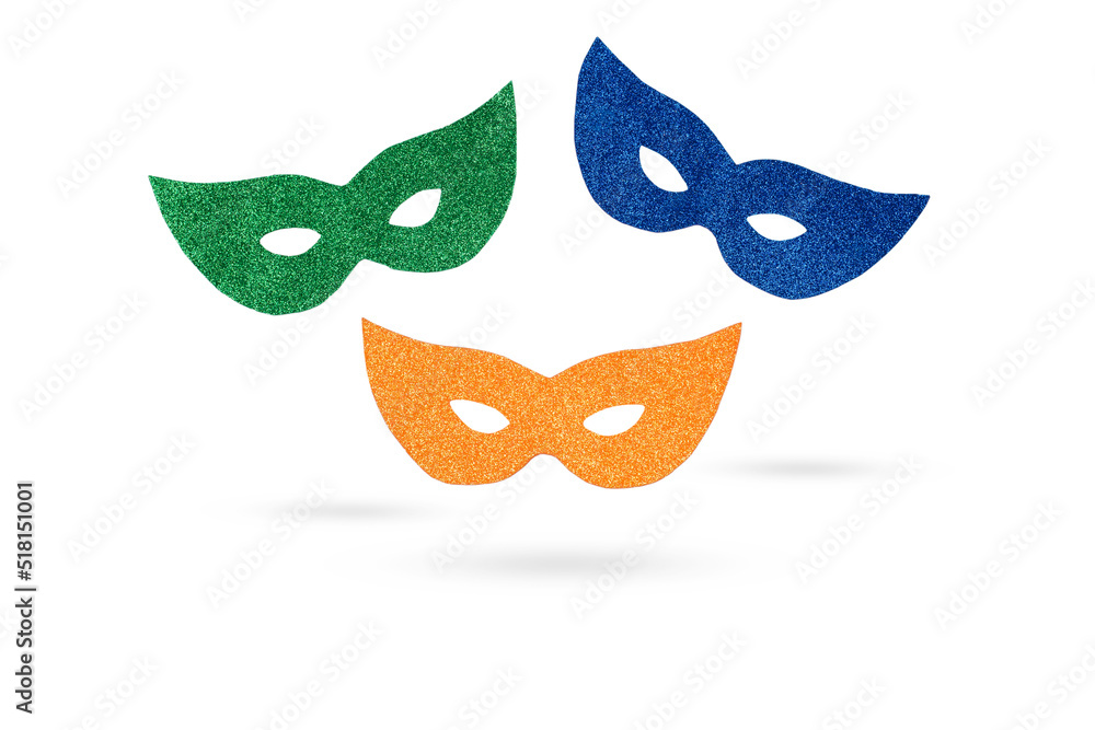 Máscaras y antifaz brillante de colores de carnaval sobre un fondo blanco  liso y aislado. Vista de frente y de cerca. Copy space ilustración de Stock  | Adobe Stock