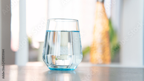Foto Glass of pure water on kitchen background