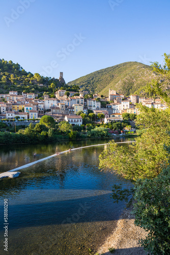 Vue en fin de journée du village médiéval de Roquebrun au bord de l'Orb dans le Parc naturel régional du Haut-Languedoc