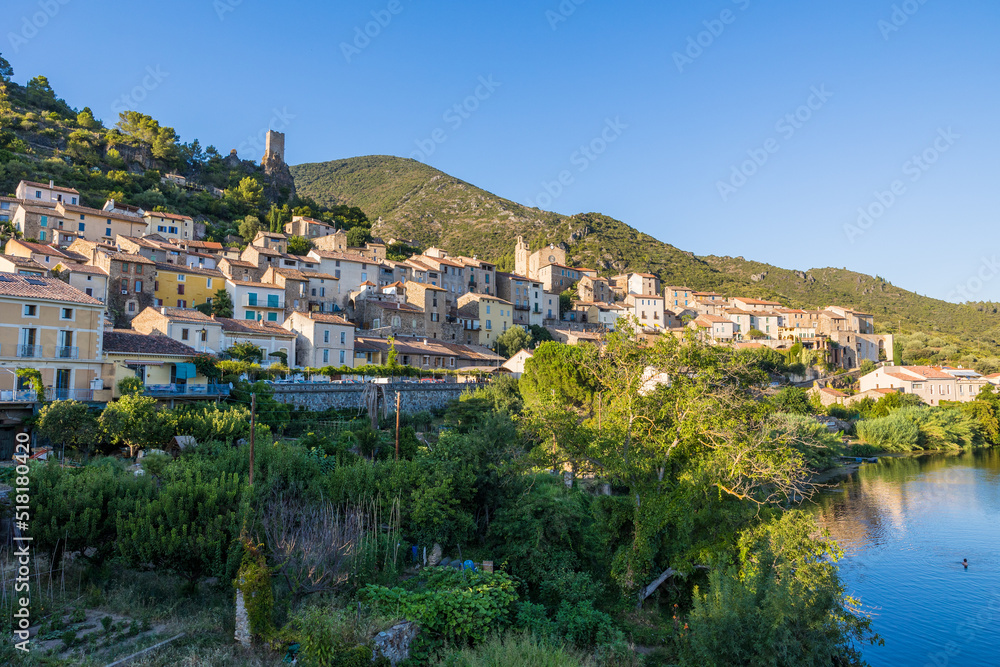 Vue en fin de journée du village médiéval de Roquebrun au bord de l'Orb dans le Parc naturel régional du Haut-Languedoc