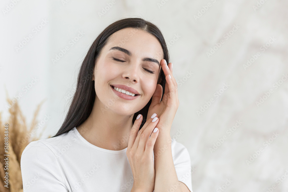 Photo close-up portrait of a beautiful woman with closed eyes in a white T-shirt Photo close-up portrait of a beautiful woman with closed eyes in a white T-shirt