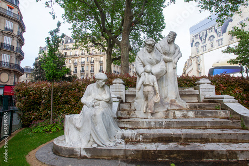 Monument Mme Boucicaut et la baronne Clara de Hirsh (París) 