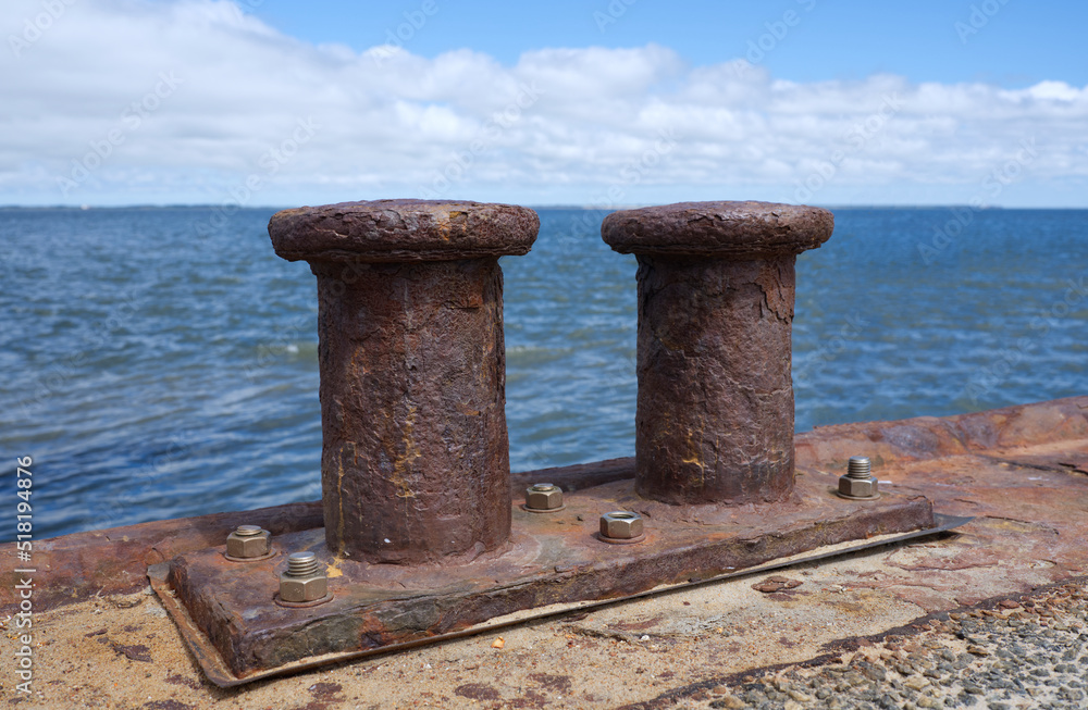 Poller an einer Mole auf Amrum