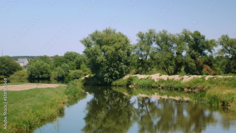 Panorama krajobrazu nad rzeką Osobłogą, w zachodniej Polsce, przy moście na tle błękitnego nieba w niemalże bezchmurnej pogodzie Panorama krajobrazu nad rzeką Osobłogą, w zachodniej Polsce, przy moście na tle błękitnego nieba w niemalże bezchmurnej pogodzie