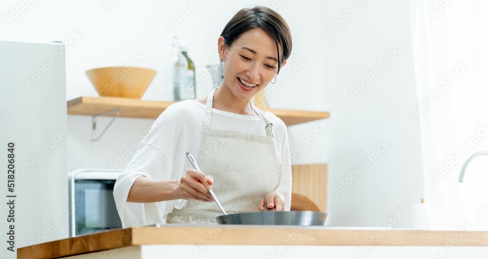 家で料理をする日本人女性