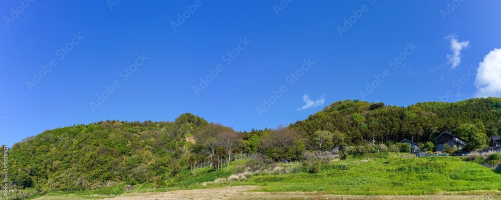 青空バックに見上げる新緑に包まれた里山の情景＠白米千枚田、能登半島、石川