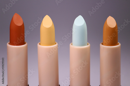 objetos para maquillar, labiales de distintos colores.

objects to make up, lipsticks of different colors photo