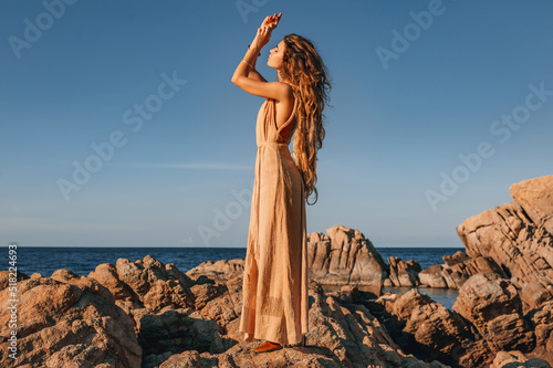 Foto Beautiful young stylish woman on the beach