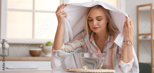 Fotografía Woman doing steam inhalation at home to soothe and open nasal passages