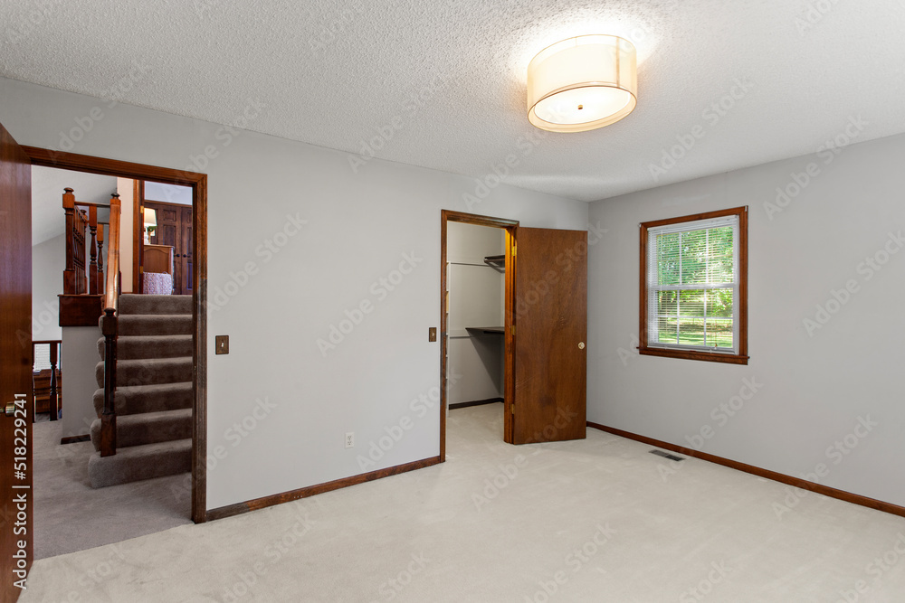 Obraz premium Modern Efficiency: Short-Term Rental with White Cabinets, Wood Floors, and Open Floor Plan