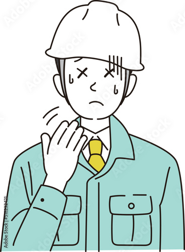 暑さで手であおぐ作業員
