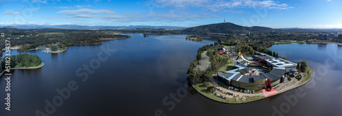 Fotografía Aerial panoramic view of Lake Burley Griffin in the ACT Australia