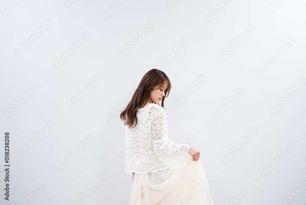 白い服を着た女性 白い服を着た女性
