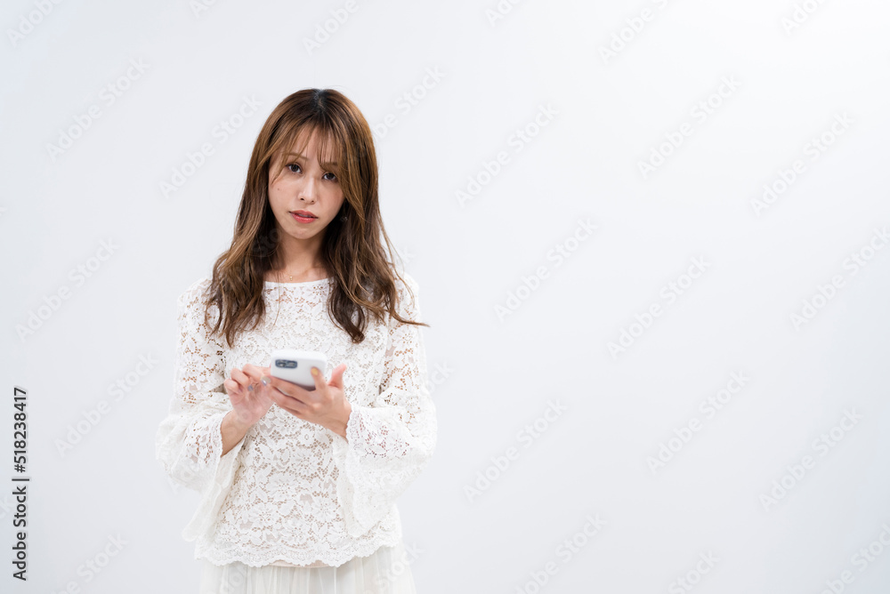 スマートフォンを使う女性 スマートフォンを使う女性