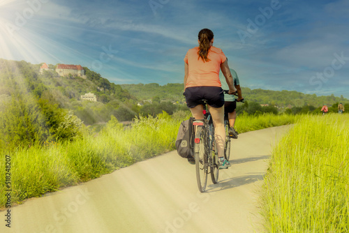 Młoda osoba jadąca na rowerze w piękny letni dzień w weekend