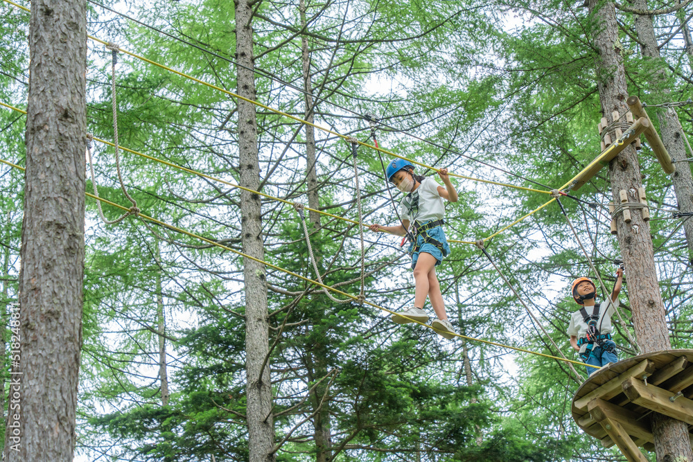 Fototapeta premium 夏休みにアスレチックで遊ぶアジア人の小学生