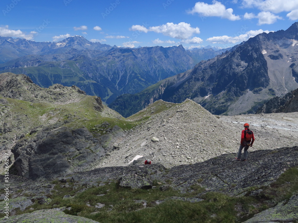 groupe d'alpinisme dans le massif du mont Blanc avec casque et corde pour l'escalade en montagne