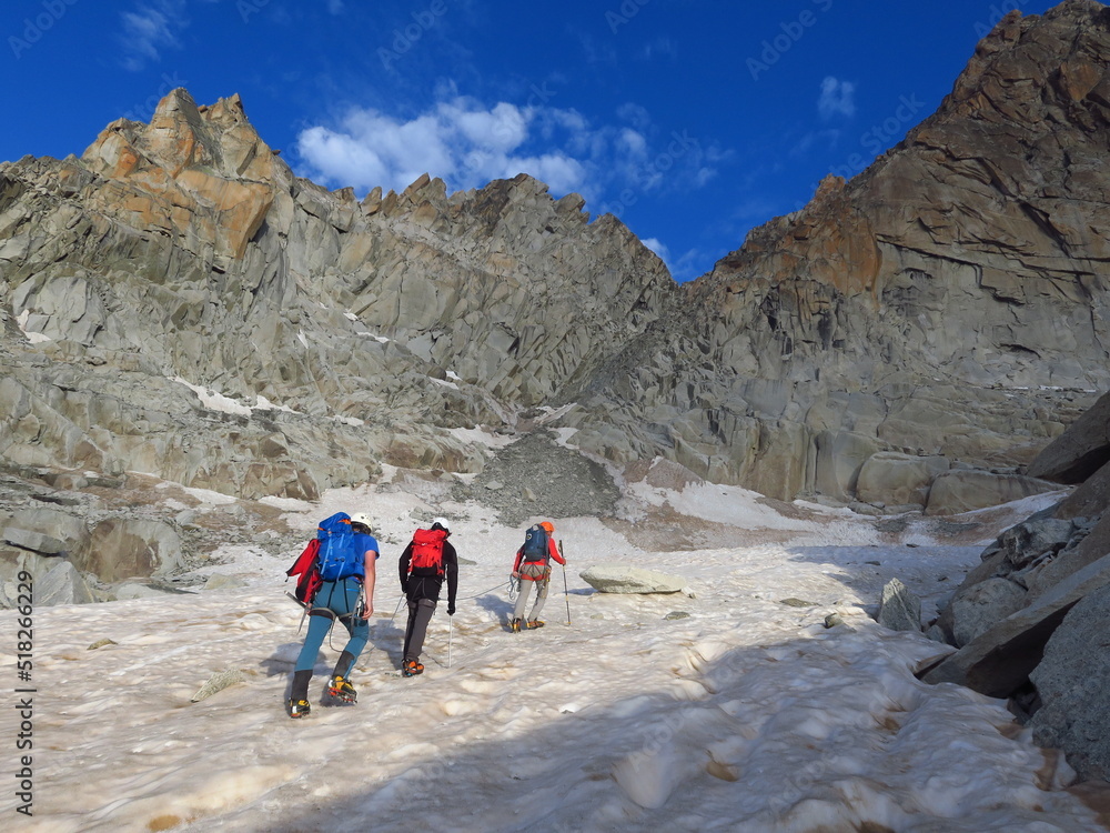 groupe d'alpinisme dans le massif du mont Blanc avec casque et corde pour l'escalade en montagne