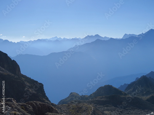 Paysage et horizon de haute montagne avec le Grand Combin en Suisse