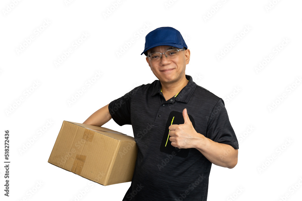 段ボールを持った笑顔の配達員